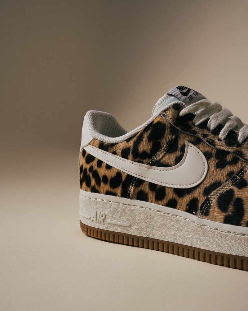Nike Air force 1 leoard print vue de profil